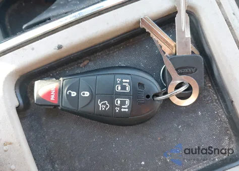 2011 Chrysler Town & Country Touring from USA, damaged, VIN 2A4RR5DG5BR698352